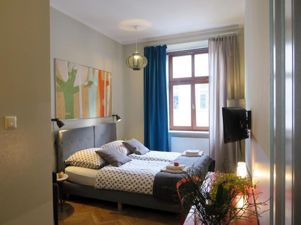 克拉科夫波塞斯卡街20号家庭酒店的一间卧室设有一张床和一个窗口