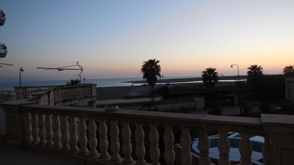 吉泽里亚马里奇罗酒店的享有海滩和海洋美景的阳台。