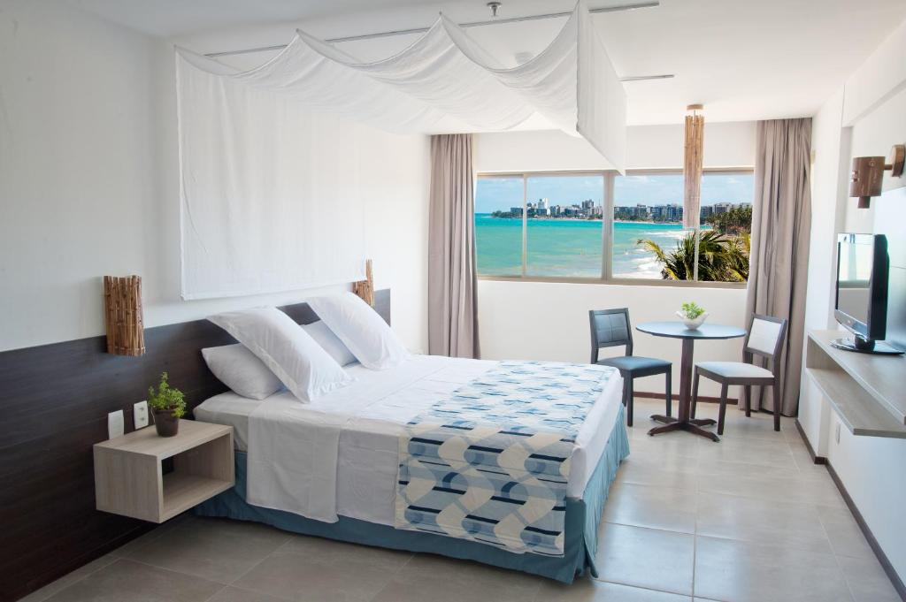 马塞约Ritz Suites Lifestyle的一间卧室配有一张床,享有海景