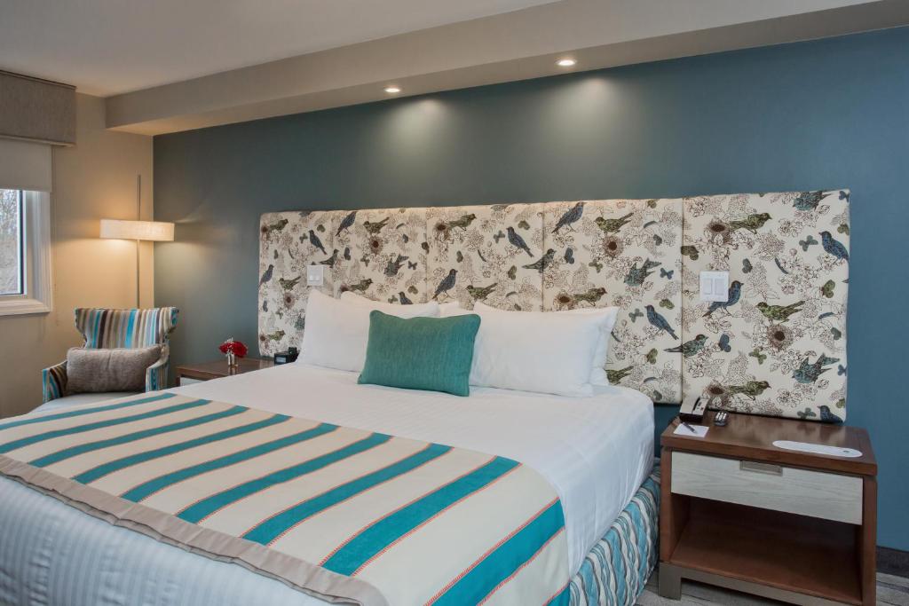 凯尼尔沃思肯尼沃斯酒店的一间卧室设有一张蓝色墙壁的大床