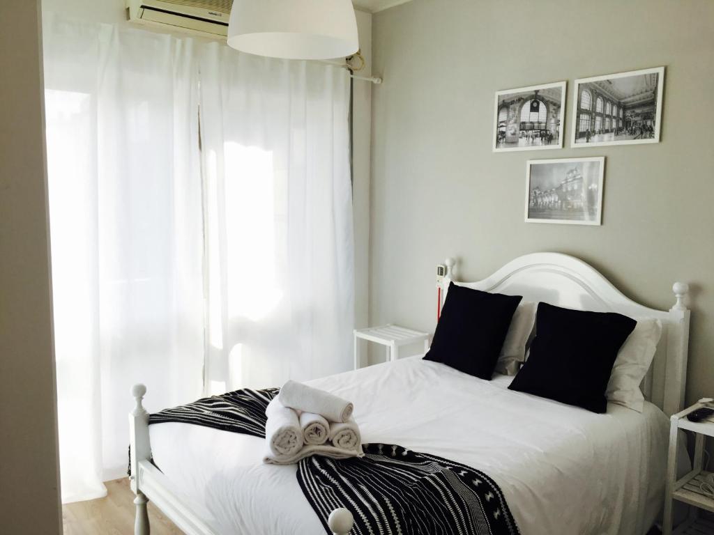 波尔图米兰德萨旅馆的卧室配有白色的床和窗户。