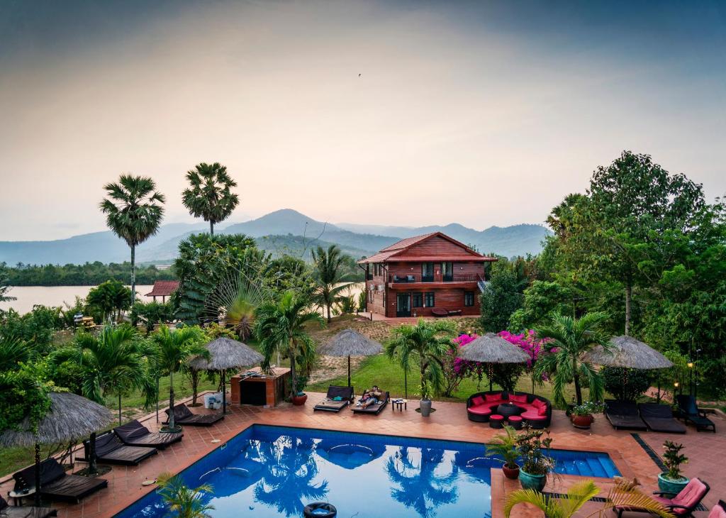 贡布维迪奇别墅酒店的享有带游泳池的度假村的空中景致