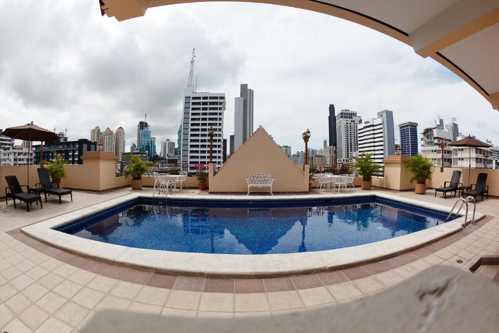 巴拿马城珊瑚套房酒店的一座城市天际线建筑屋顶上的游泳池