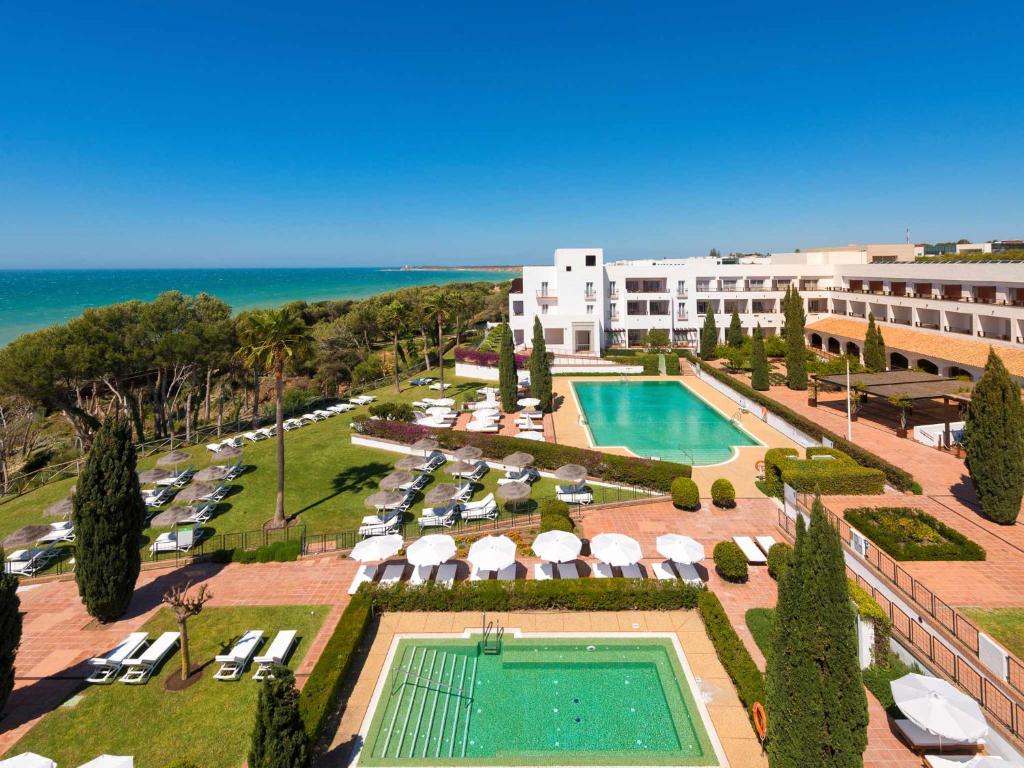 科尼尔-德拉弗龙特拉Hotel Fuerte Conil-Resort的享有带游泳池的度假村的空中景致