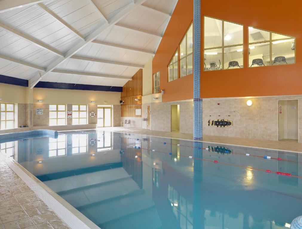 韦克斯福德玛尔德文维克斯福德酒店的大楼内的大型游泳池