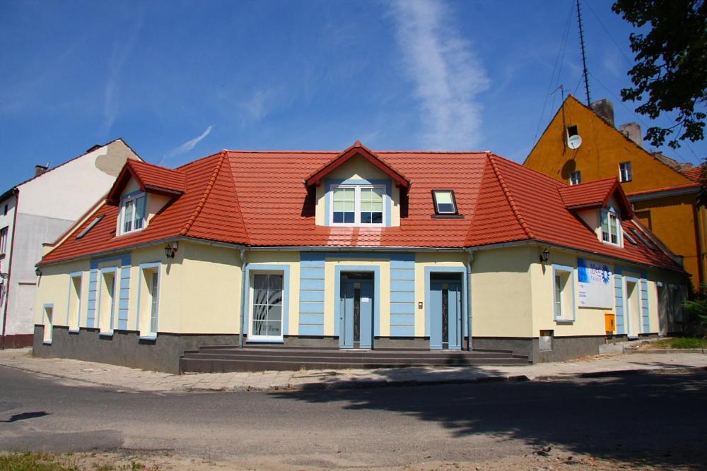 NiemodlinApartamenty Gościnne Med-Palace的街上有红色屋顶的房子