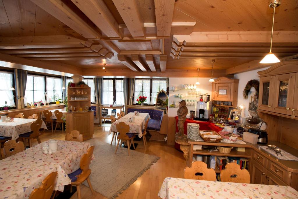 皮茨河谷圣莱昂哈德阿尔霍夫雷特夫匹兹塔尔旅馆的厨房以及带桌椅的用餐室。
