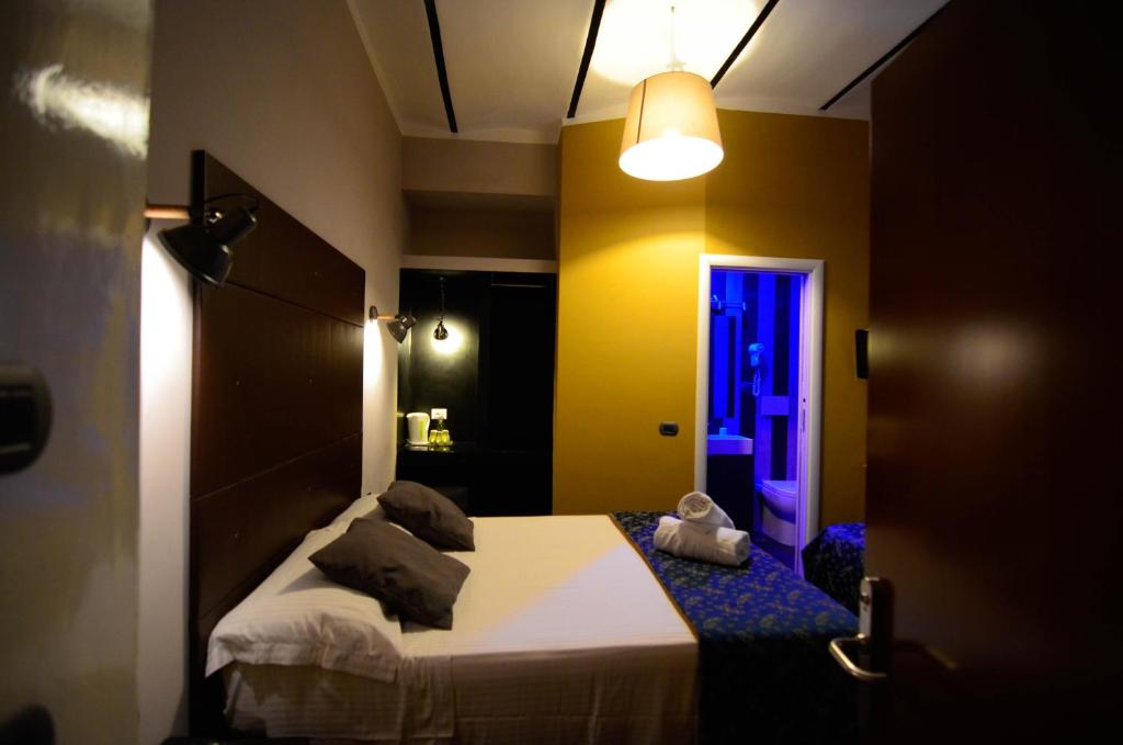 罗马费利斯酒店的一间明亮的房间内的卧室,配有一张床