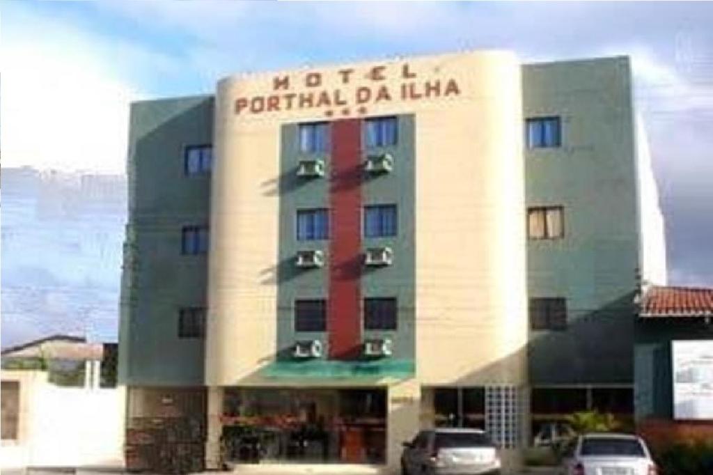 Paulo AfonsoHotel Porthal da Ilha- Paulo Afonso-Ba的前面有标志的酒店
