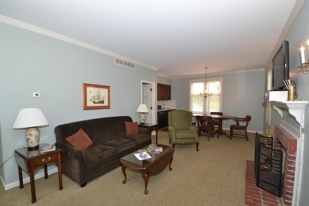 布卢明顿世纪套房酒店的客厅配有沙发和桌子