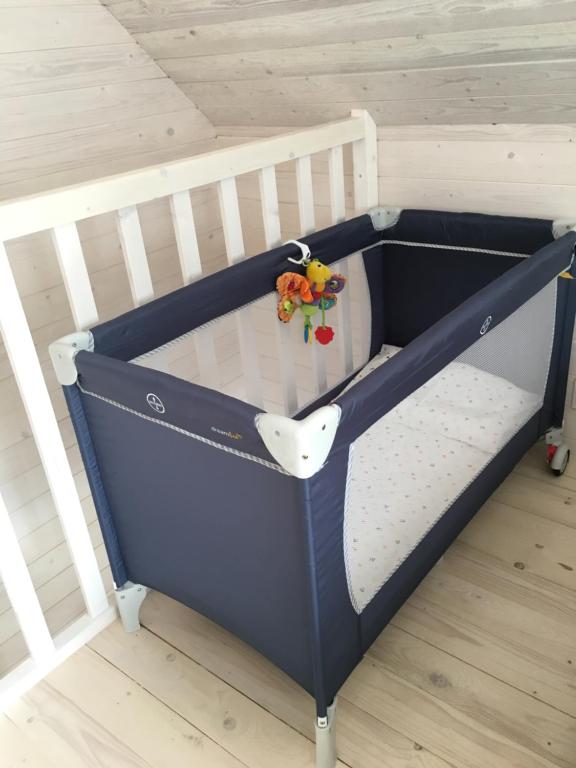 波别罗沃8 Sosen Pobierowo的儿童卧室里的蓝色婴儿床和玩具