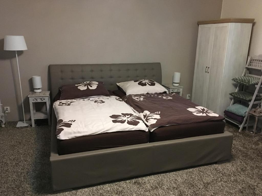 普日博尔乌比苏克罗沃尔内公寓的一间卧室配有一张带两个枕头的床