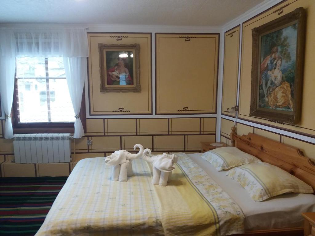 科普里夫什迪察巴什缇纳施特哈旅馆的卧室在床上放两个毛巾动物