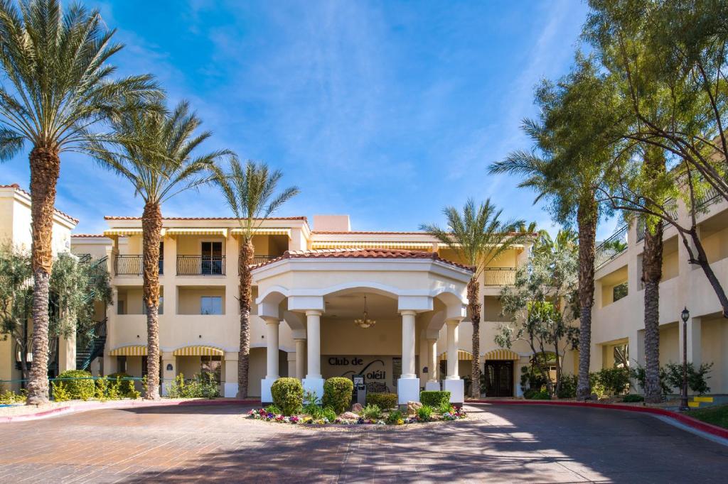 拉斯维加斯太阳俱乐部全套房度假酒店的一座棕榈树建筑