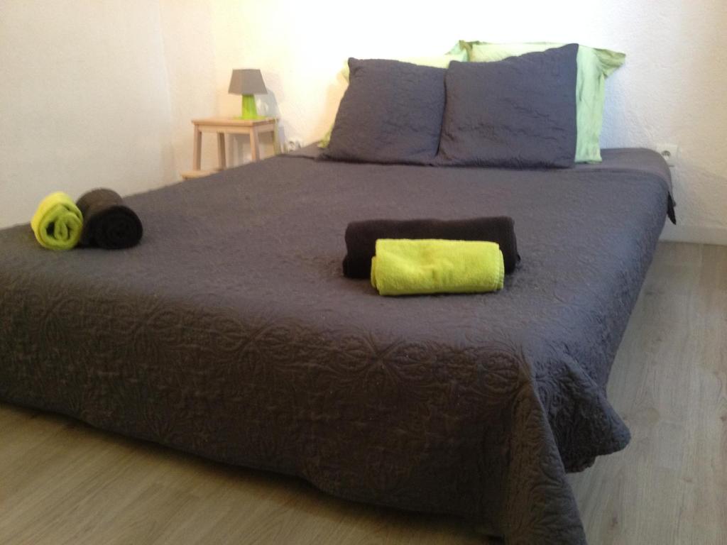 佩尔蒂Appartement L'Atypique的一张大床,上面有黄色枕头