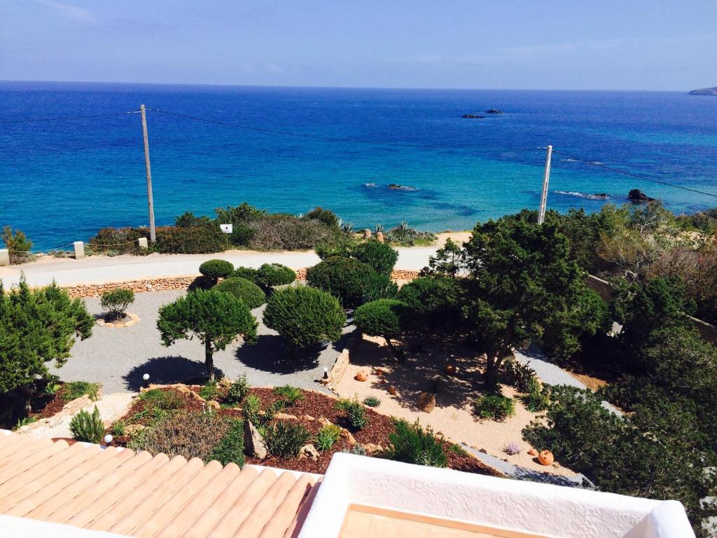 伊斯费古耶拉尔海滩阿雷纳多尔旅馆的享有花园的景色,背景是大海