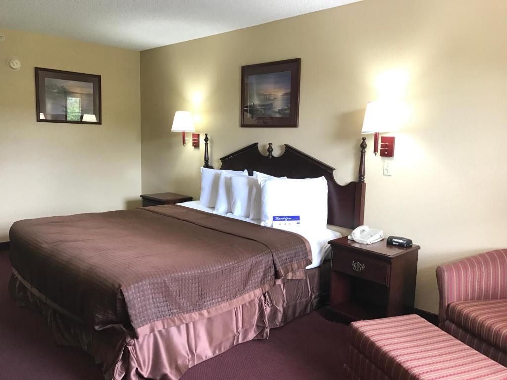毛米勒美国最佳价值酒店及套房 - 小石城 - 茂美勒的配有一张床和一把椅子的酒店客房