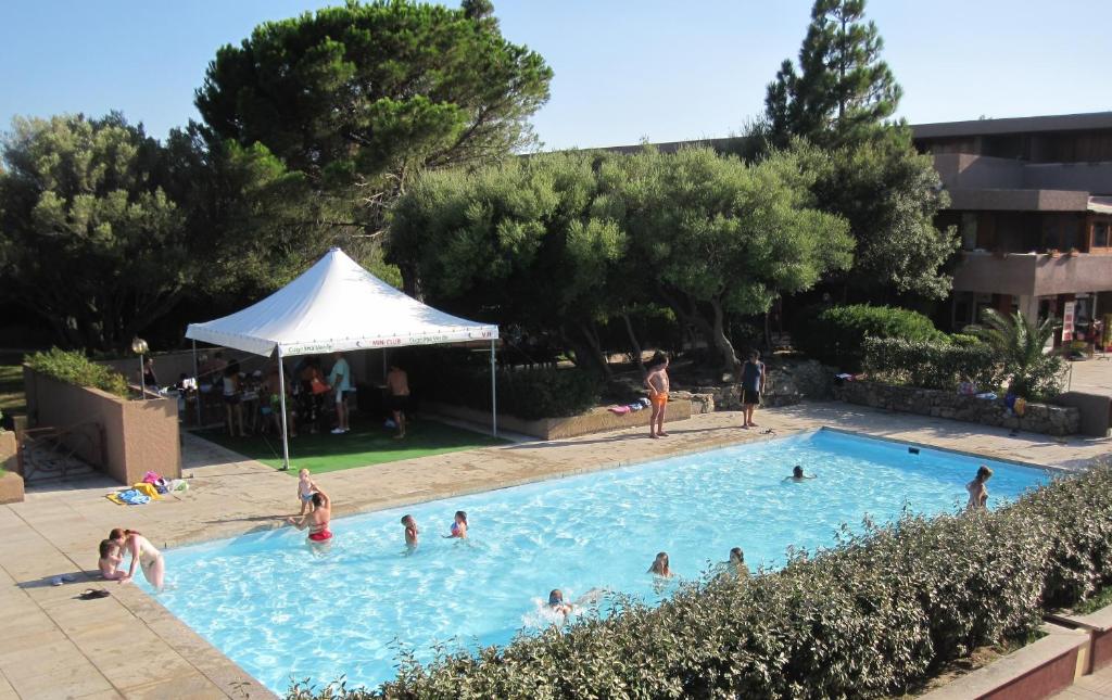 马里纳·迪·波迪斯科库娜娜中央度假公寓式酒店的一群人在游泳池里