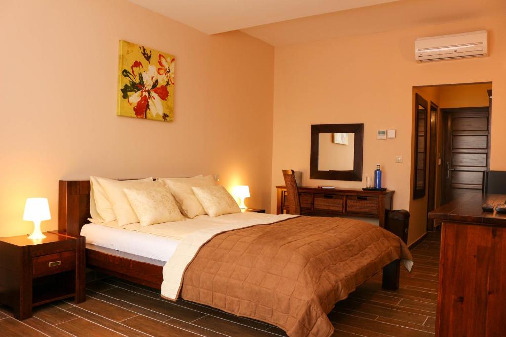 塞格德玛雅住宿加早餐旅馆的一间卧室配有一张床、一张书桌和一面镜子