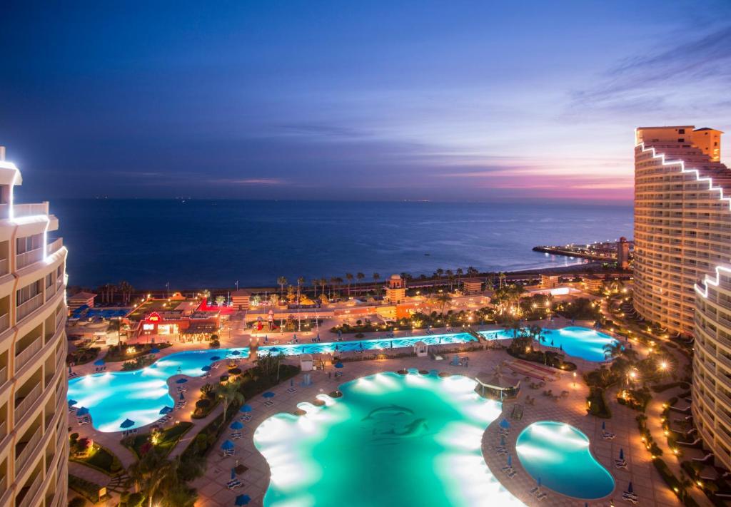 艾因苏赫纳波尔图索克纳海滩度假酒店的享有度假村的空中景色,晚上设有游泳池