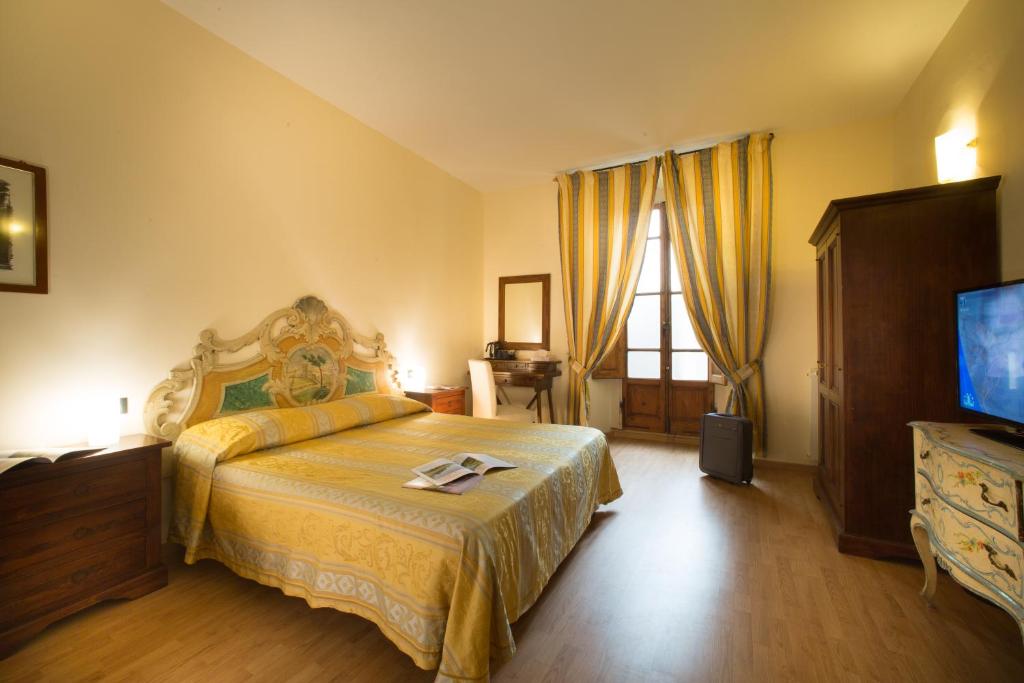 佛罗伦萨兰花住宿加早餐旅馆的一间卧室配有一张特大号床和一台电视