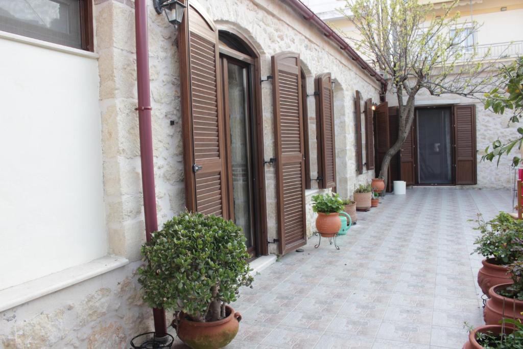 ChoudetsiArtemisia Traditional Home的楼边有盆栽的小巷