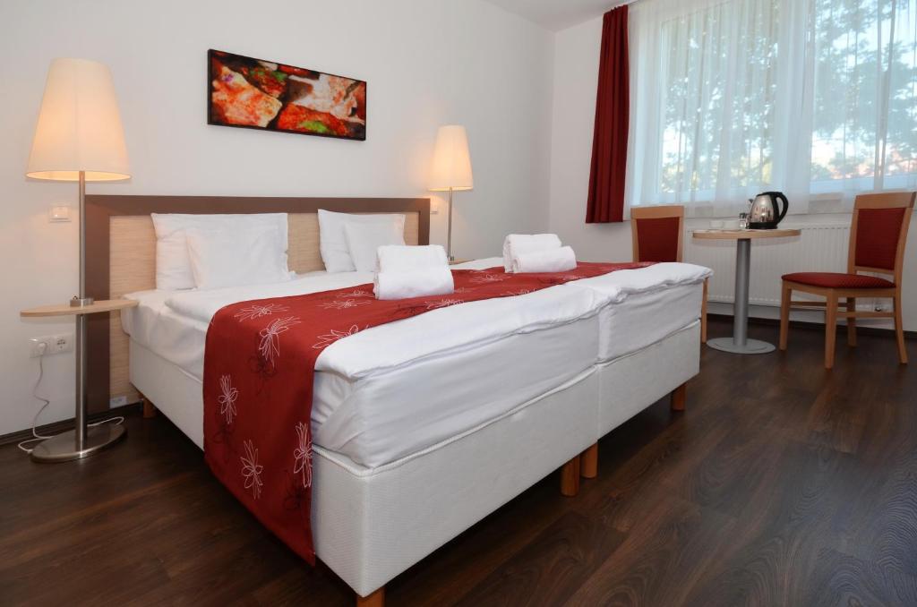 珍珠市Hotel Opal Superior - Adults Only的卧室配有一张带红色毯子的大型白色床