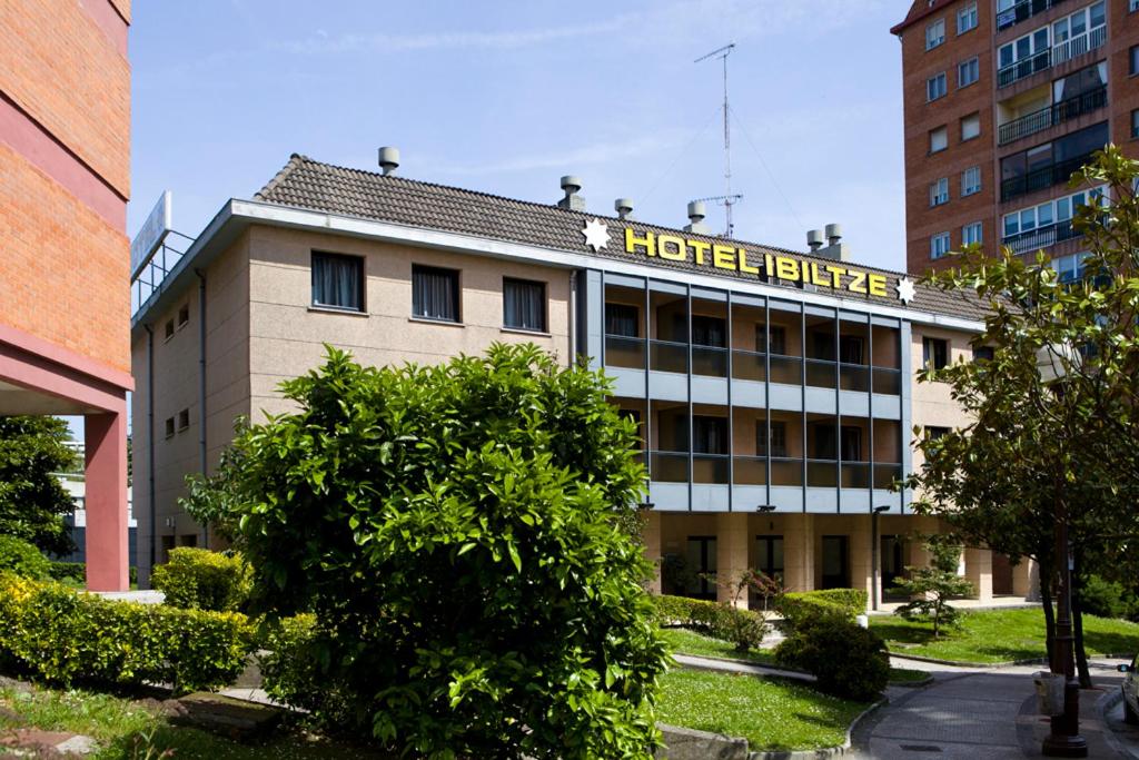 拉萨尔特伊比尔兹酒店的一座酒店大楼,上面有标志