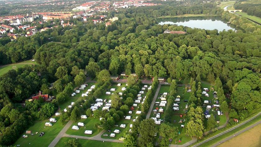 莱比锡KNAUS Campingpark Leipzig的停车场空中的景观,有一堆汽车