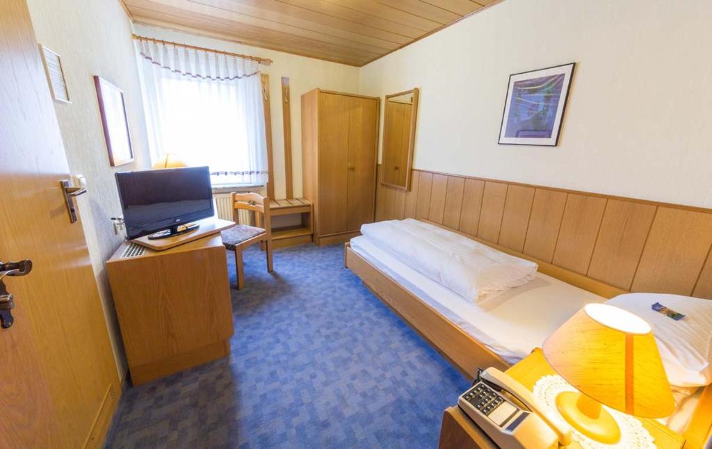 Mittenaar蒂尔曼酒店的酒店客房,配有床和电视