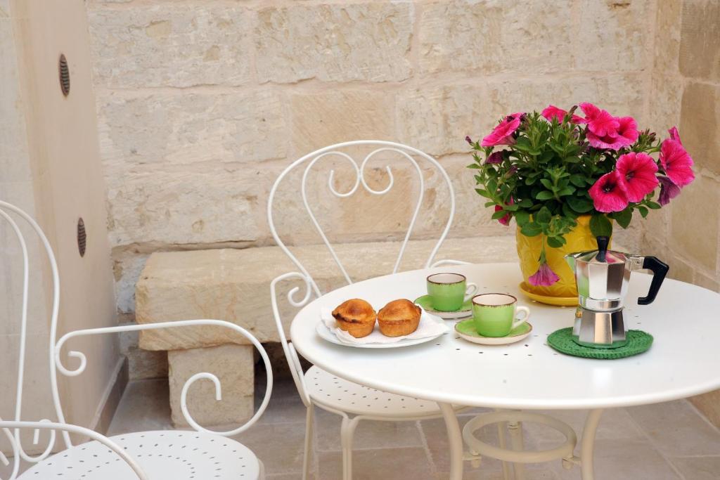 穆罗莱切塞La bella Muro的一张带两盘糕点的白色桌子和花瓶