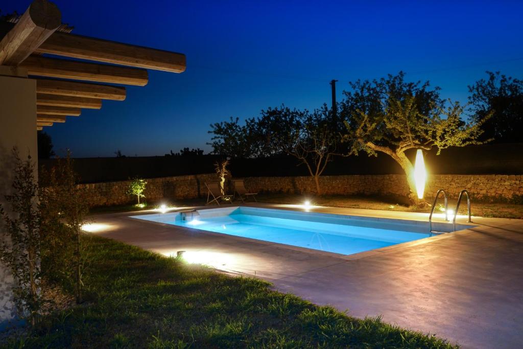 滨海波利尼亚诺Torlevigne Relax & Pool的夜间后院的游泳池