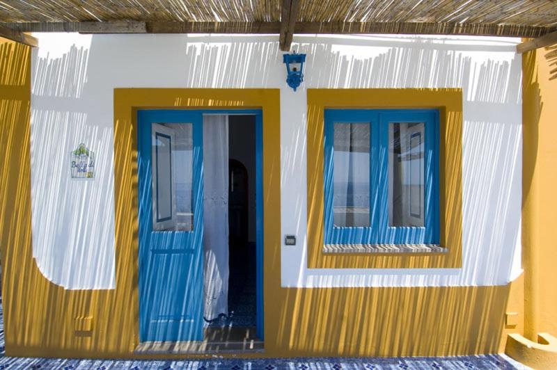 帕纳雷阿Hotel Girasole的拥有蓝色和黄色门窗的房子