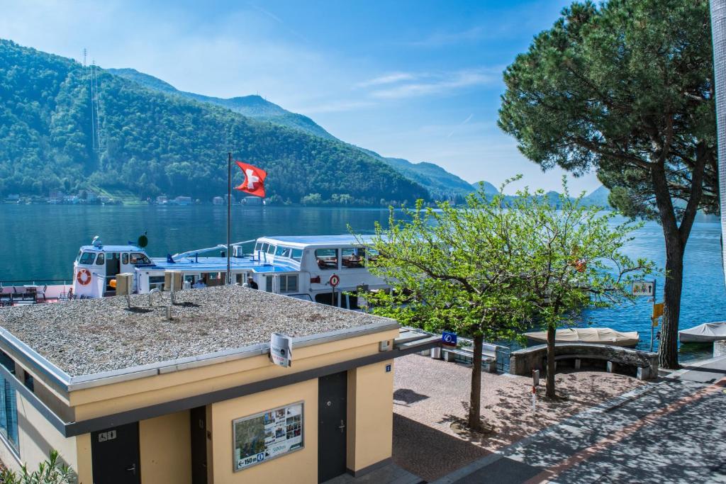 莫尔科泰阿尔巴特洛住宿加早餐旅馆的享有码头和水中船只的景色
