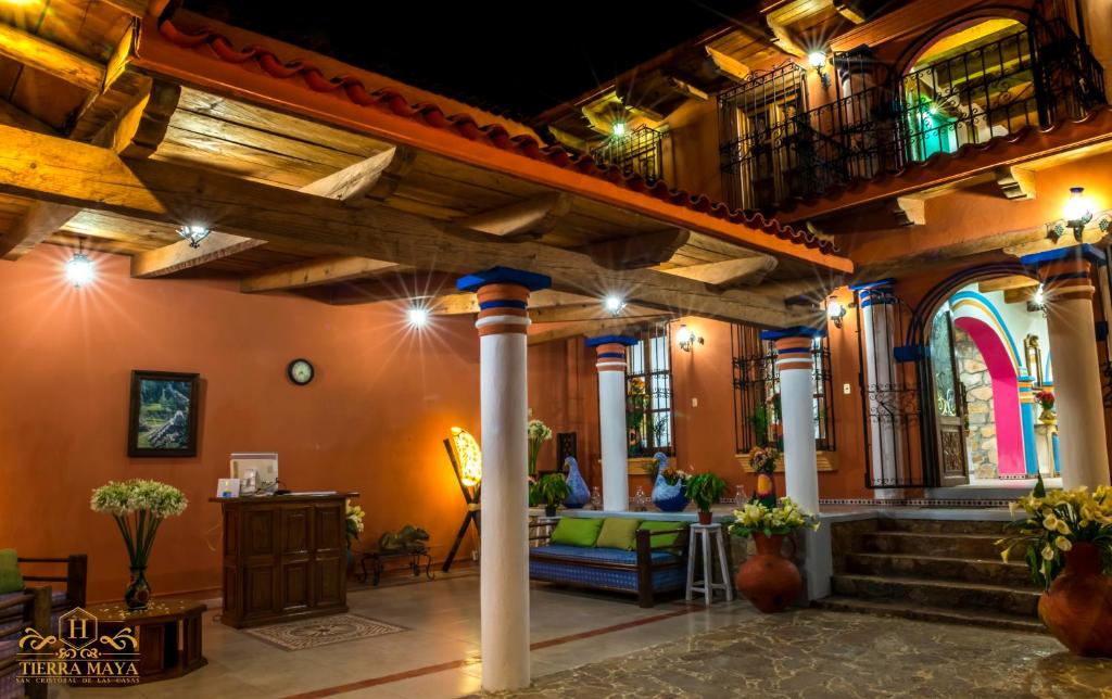 圣克里斯托瓦尔-德拉斯卡萨斯Hotel Tierra Maya的大房间,设有圆柱和灯