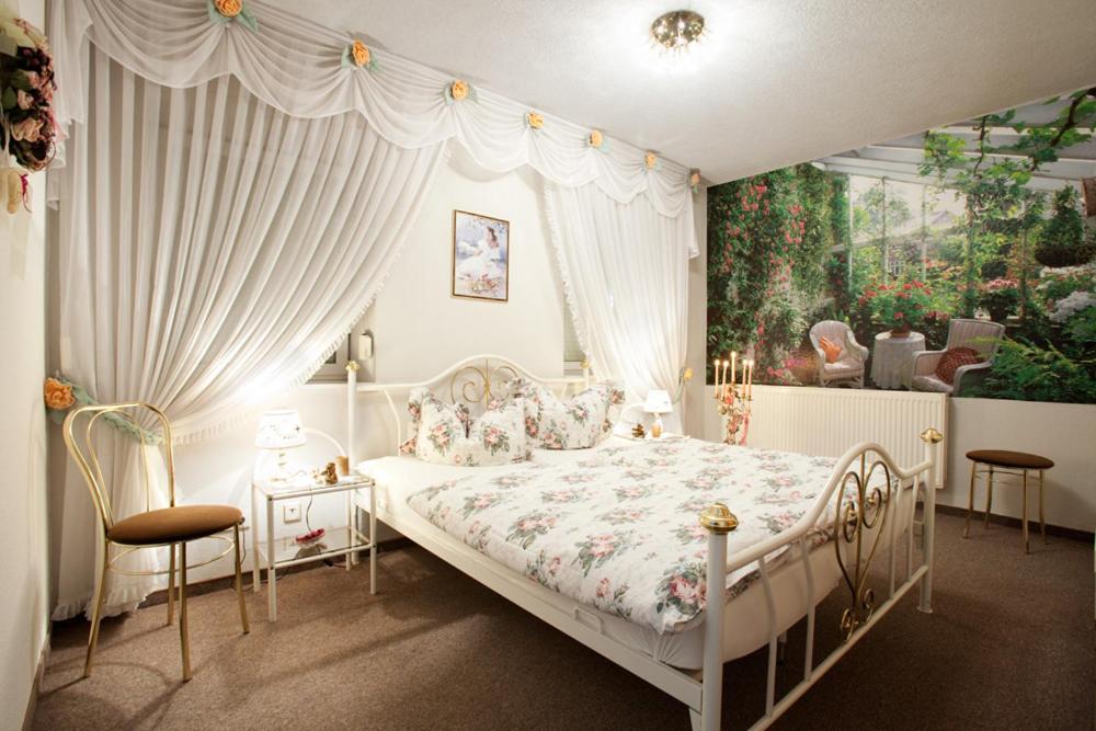 Oschatz膳食之城旅馆的卧室配有白色的床和窗户。
