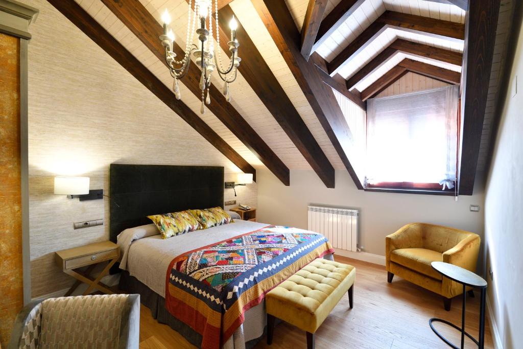 托尔拉布哈鲁埃洛酒店的一间卧室设有一张床、一把椅子和天花板