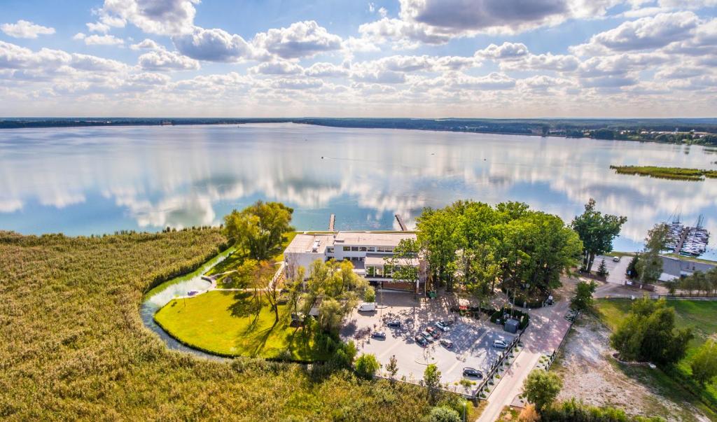 兹邦申Navigator Hotel i Konferencje的享有湖畔建筑的空中景致