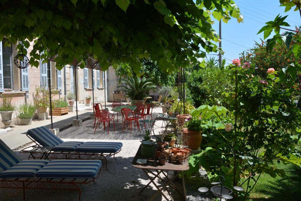 格拉斯莱斯派西弗洛尔斯住宿加早餐旅馆的庭院配有椅子和桌子,种有植物