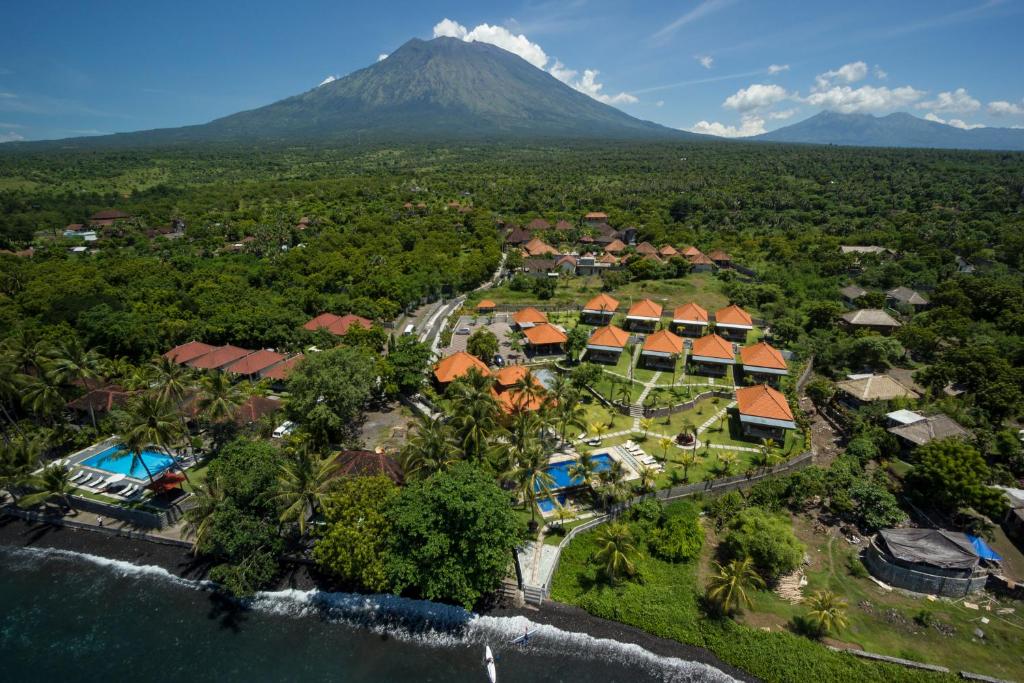 图兰奔Ocean View Tulamben Dive &amp; Resort的享有度假胜地的空中景致,以山脉为背景