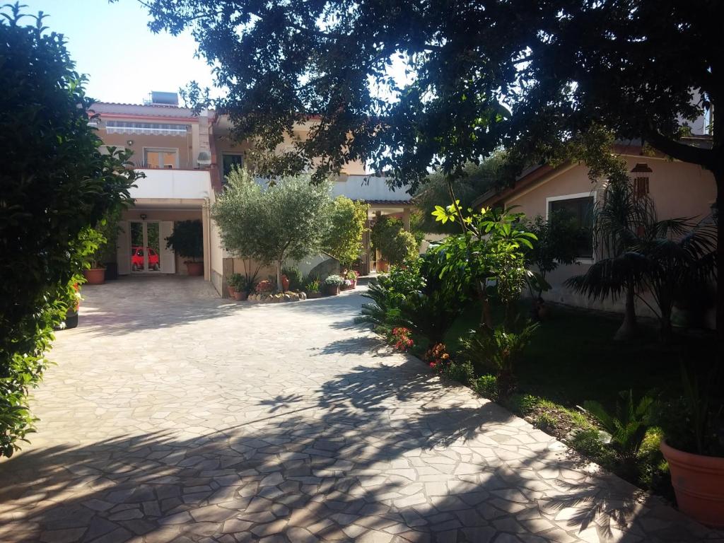 阿塞米尼Casa Giò的车道房屋的庭院