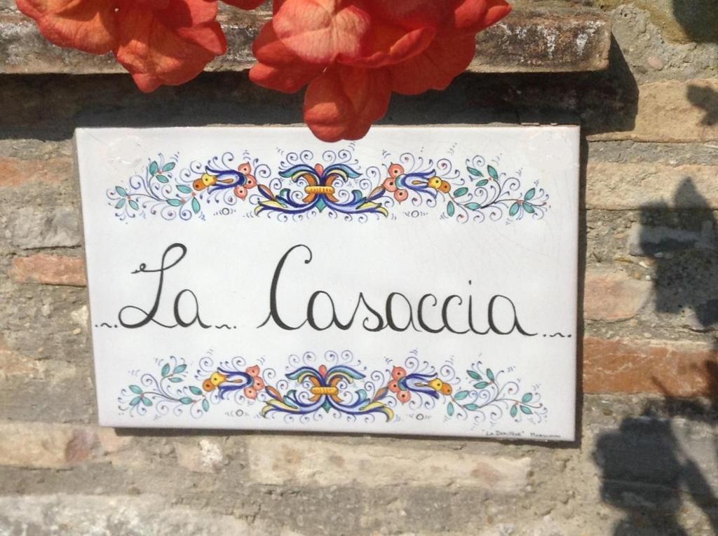MercatelloLa Casaccia的砖墙上读到分字的标志