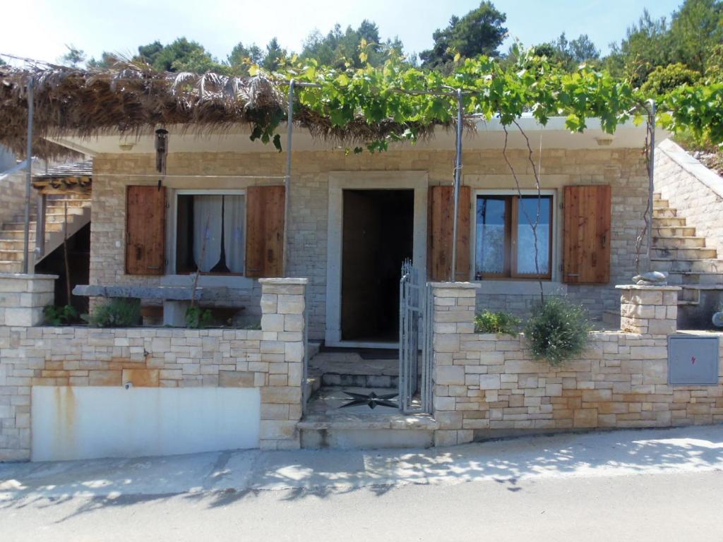 尼亚卢卡Stiniva-stone House的砖屋,有门和窗户