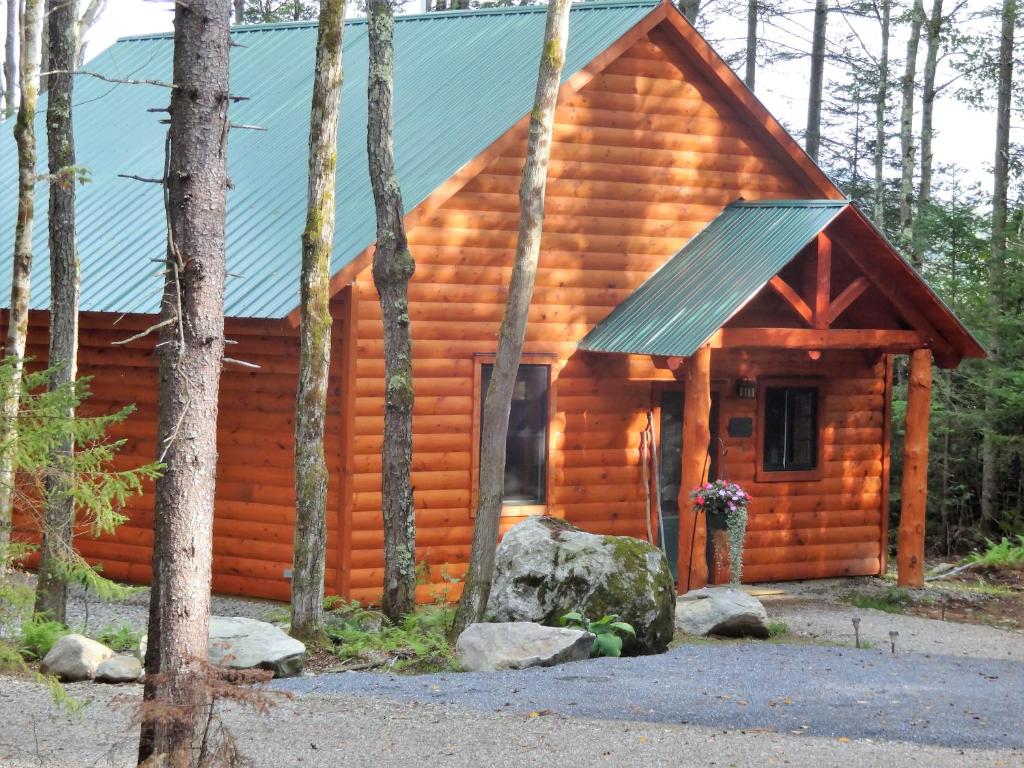 米德尔堡Robert Frost Mountain Cabins的小木屋,设有绿色屋顶