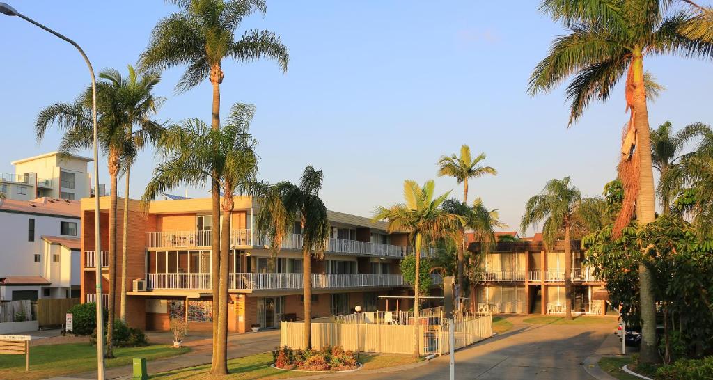 黄金海岸嘉德兰汽车旅馆和El Jays假日酒店的一条棕榈树在建筑前的街道