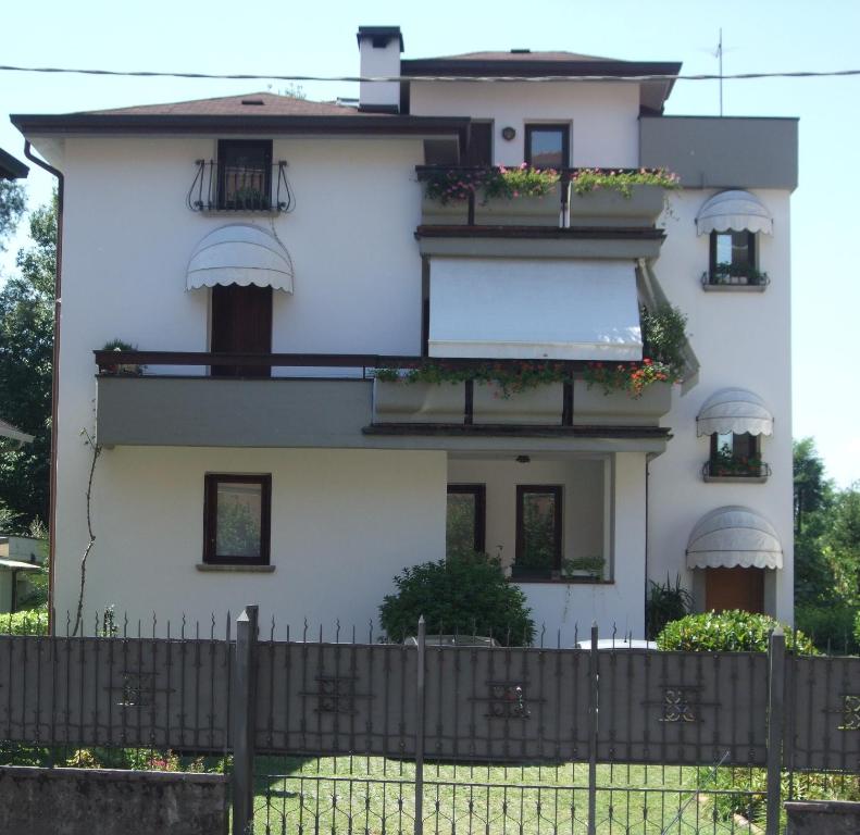 波里奥特米卡萨瓦坎兹博里奥公寓的白色的房子,有花盒和栅栏