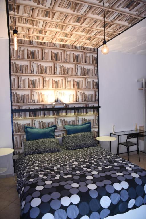 卢切拉la casa di asmei b & b Lucera的一间卧室配有一张床和一堵书墙
