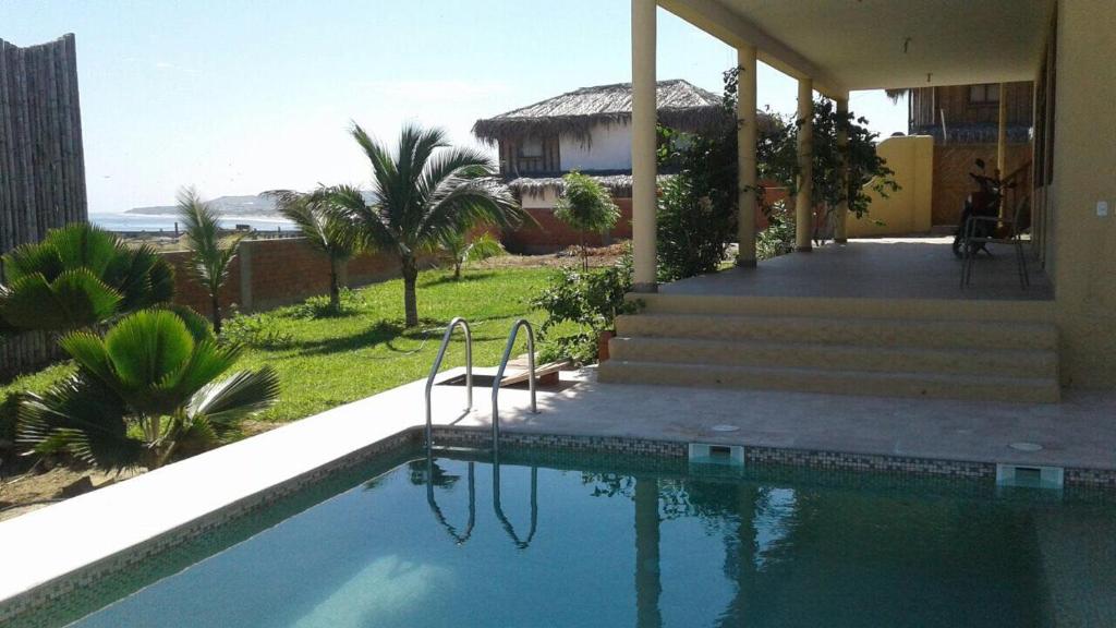 洛斯拉甘斯Villa Sunset Beach Peru的房屋前的游泳池