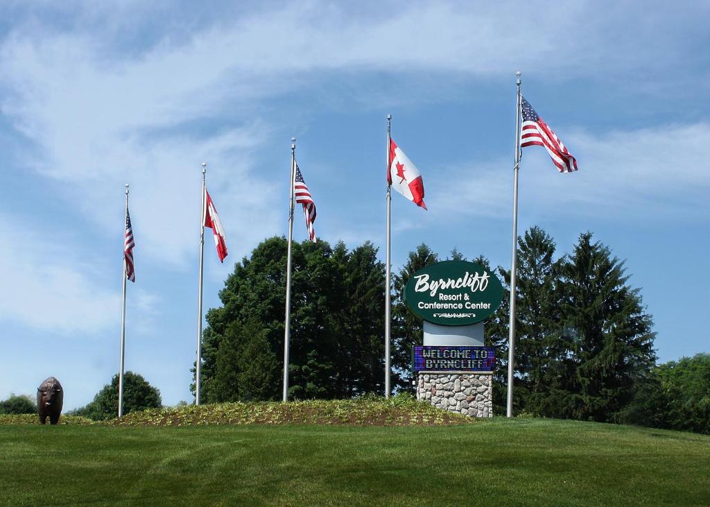 VarysburgByrncliff Golf Resort的一块田野上挂有美国国旗的标志