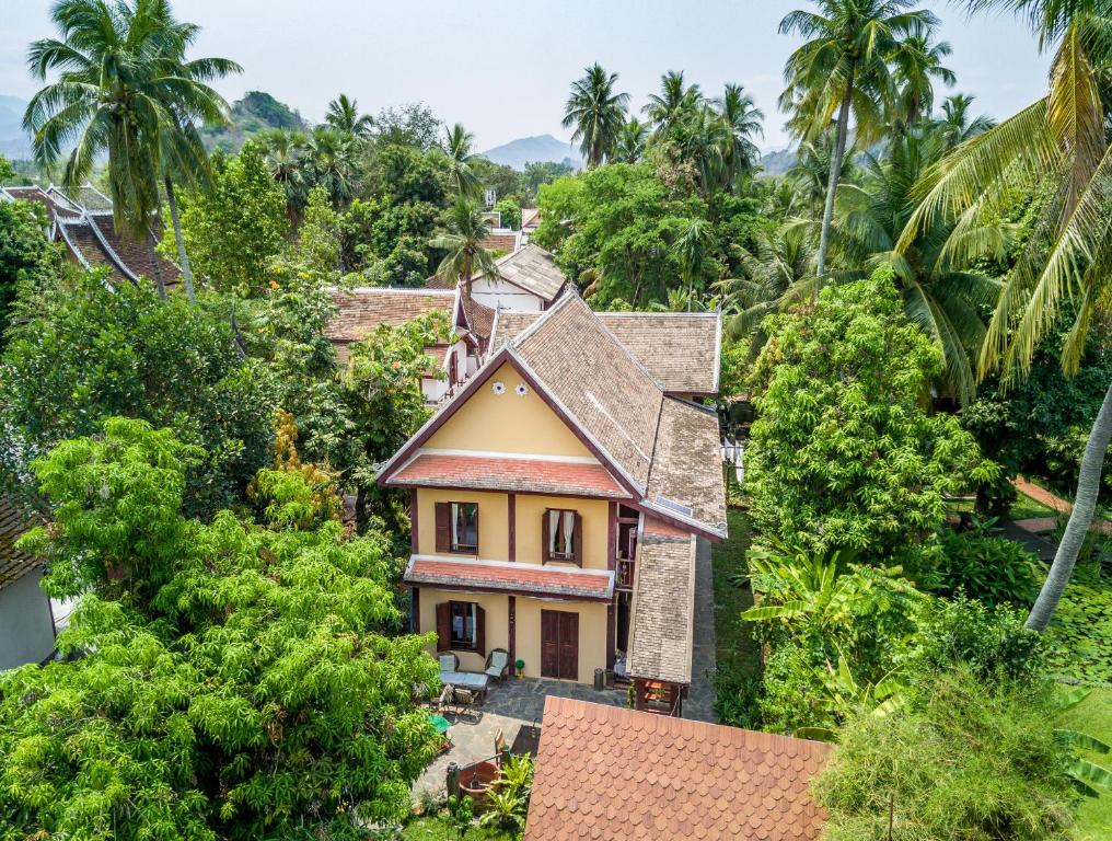 琅勃拉邦库姆桑通精品别墅的丛林中房屋的空中景观